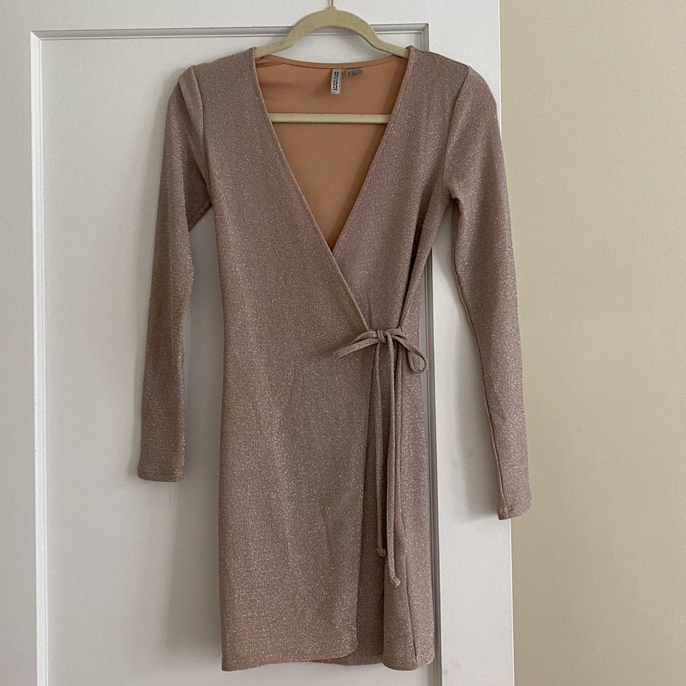 H&M dress. Size XS. Very nice for a night, dinner with fiends or a date. Pink